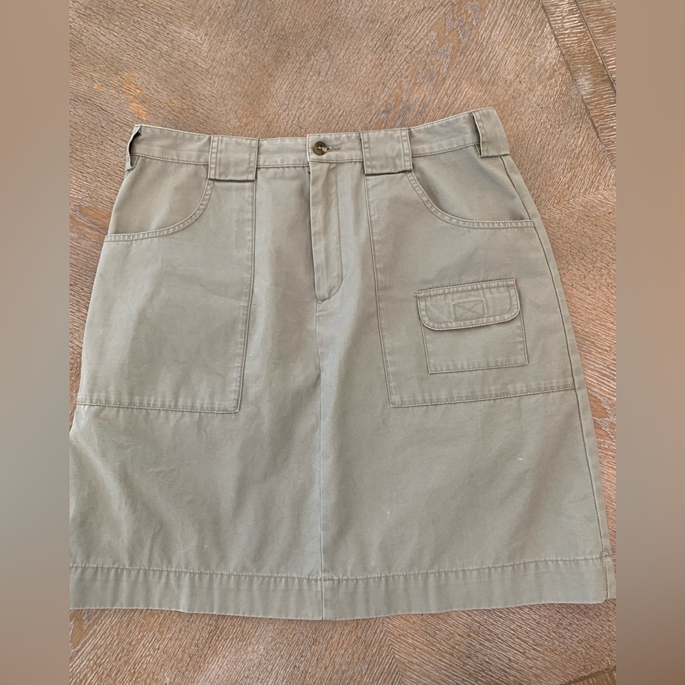 Eddie Bauer Gray 100% Cotton Skirt, Size 12, length 20”, waist 32” Pockets
